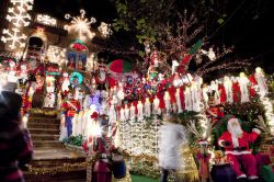 Addobbi natalizi nella zona di Dyker Heights, a New York City. Ogni anno le abitazioni private si danno battaglia a colpi di luminarie e decorazioni natalizie - foto © Marley White ...