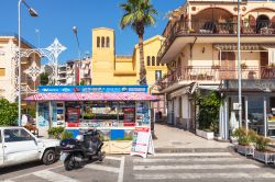 Un'edicola di giornali in piazza San Pancrazio a Giardini Naxos, provincia di Messina, Sicilia. Siamo in una delle più belle località balneari della costa ionica - © vvoe ...