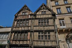 Edifici a graticcio in strada San Pietro a Caen, Bassa Normandia, Francia.



