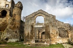Gli edifici abbandonati di Monterano, Roma, Lazio. Fra i monti della Tolfa e il lago di Bracciano si trovano le rovine di questa città considerata uno dei luoghi più suggestivi ...