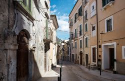 Edifici affacciati su una stradina del centro storico di Popoli, Abruzzo. Gli appassionati di arte, architettura e storia troveranno nel cuore di questo borgo splendide testimonianze urbanistiche.
 ...