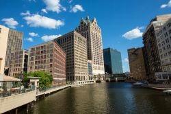 Edifici affacciati sul fiume Milwaukee nell'omonima città del Wisconsin (USA). Lungo 167 km, un tempo attraversava le zone industriali dello stato mentre ora prevalentemente quelle ...