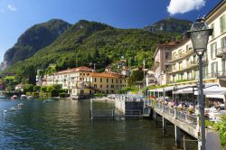 Edifici affacciati sul lago di Como a Menaggio, Lombardia. Fra natura e ville d'epoca che ospitano strutture ricettive, Menaggio offre scorci fotografici suggestivi e autentici - © ...