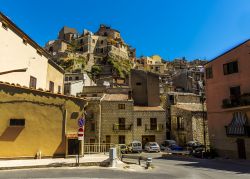 Edifici arroccati nel villaggio di Petralia Soprana, Sicilia, fotografati in estate.
