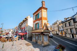 Alcuni edifici caratteristici nella cittadina di Trouville-sur-Mer in Normandia (Francia) - © RossHelen / Shutterstock.com