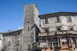 Gli edifici medievali sono numerosi nel centro storico di Narni, il borgo dell'Umbria meridionale - © Claudio Giovanni Colombo / Shutterstock.com
