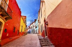 Edifici colorati affacciati su una stradina nel centro di Guanajuato, Messico.
