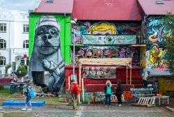 Edifici colorati da graffiti e murales nel centro cittadino di Reykjavik (Islanda). Spesso sono i proprietari delle abitazioni a chiedere che i muri delle loro case vengano dipinti - © ...
