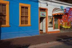 Edifici colorati in Baquedano Street nella città costiera di Iquique, Cile - © JeremyRichards / Shutterstock.com