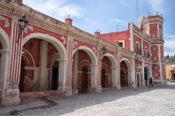 Edifici colorati in stile coloniale nel cuore della cittadina di Bernal, Queretaro, Messico - © Barna Tanko / Shutterstock.com