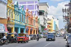 Edifici colorati in una vecchia strada del centro storico di Songkhla, Thailandia. La cultura e l'architettura di questa cittadina è stata influenzata dalla vicina Malesia - © ...