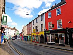 Edifici colorati nel centro cittadino di Kilkenny, provincia di Leinster, Irlanda - © Simona Bottone / Shutterstock.com