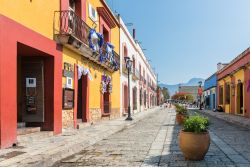 Edifici colorati si affacciano su una strada ciottolata di Oaxaca, Messico - © Angelina Pilarinos / Shutterstock.com