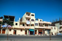 Edifici con negozi e botteghe nel centro cittadino di Luxor, Egitto  - © Yakov Oskanov / Shutterstock.com