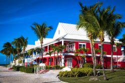 Edifici dal colore sgargiante su una spiaggia di Nassau, arcipelago delle Bahamas.


