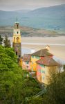 Edifici dalle facciate variopinte nel villaggio di Portmeirion, Galles, UK. Costruita fra il 1925 e il 1975, questa località gallese si ispira a villaggi del Mediterraneo.



