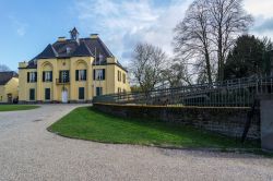 Edifici del castello di Linn, Krefeld, Germania. Acquisito nel 1926 dalla città di Krefeld, il castello è stato completamente rifatto e si presenta in tutto il suo splendore architettonico ...