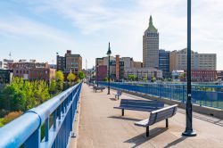 Edifici del centro di Rochester (stato di New York) visti dal Pont De Rennes Pedestrian Bridge. Questo ponte pedonale fa parte del Genesee Riverway Trail - © Paul Brady Photography / Shutterstock.com ...