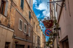 Edifici del centro storico a Sassari, Sardegna. Il cuore della città è caratterizzato da strette viuzze e dai resti delle mura che un tempo circondavano Sassari e che vennero abbattute ...
