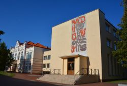 Edifici della Didzdvaris Gymnasium School of General Education a Siauliai, Lituania - © meunierd / Shutterstock.com