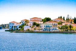 Edifici dell'isola di Spetses, Golfo Saronico, Grecia. Questa località è perfetta per chi cerca una meta vacanziera tranquilla.

