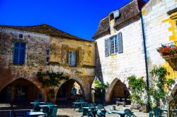 Edifici e architetture nella piazza principale di Monpazier, villaggio medievale della Dordogna (Francia).


