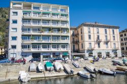 Edifici e barche al lago di Como, Lombardia - Palazzi signorili e altri più recenti si alternano sulle sponde del lago lombardo: in questa immagine barche di pescatori e piccoli motoscafi ...