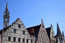 Gli edifici con i tetti a gradoni di Gand sono tipici dell'architettura fiammnga e si possono trovare in molte città delle Fiandre.