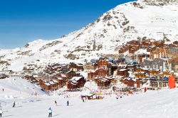 Edifici in legno in inverno allo ski resort di Val Thorens, Francia.
