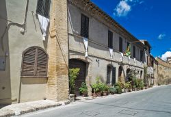 Edifici in mattoni affacciati su una stradina di Montefalco, Umbria.
