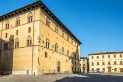 Edifici in Piazza Duomo a Pistoia, Toscana - Uno scorcio panoramico degli edifici che si innalzano nel centro artistico e storico di Pistoia: Piazza Duomo ospita palazzi di impronta medievale ...