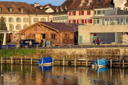 Edifici in piazza Fischmarktplatz al tramonto, Rapperswil-Jona (Svizzera) - © Denis Linine / Shutterstock.com