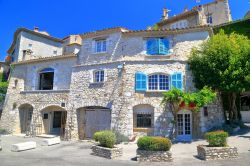 Edifici in pietra affacciati sul centro storico di Saint-Paul-de-Vence, Francia.




