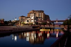 Edifici lungo il Salt River Project Canal a Scottsdale, distretto sul lungomare in Arizona (USA). Veduta by night.



