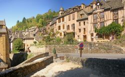 Edifici medievali vicino alla chiesa di Sainte-Foy a Conques, Francia.



