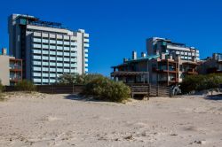 Edifici moderni a Troia, Portogallo. Per raggiungere Troia si prende da Setubal il traghetto che attraversa il fiume Sado: in un'ora di navigazione si arriva in questa località di ...