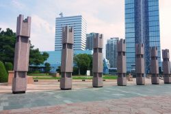 Edifici moderni nei pressi della torre di Fukuoka, Giappone - © icosha / Shutterstock.com