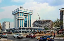 Edifici moderni nella capitale Accra, Ghana. Da un lato, un nuovo centro commerciale in costruzione - © Nataly Reinch / Shutterstock.com