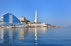 Edifici moderni sulle rive della Baia di Sebastopoli, siamo in Crimea, nel sud della Russia. - © Martynova Anna / Shutterstock.com