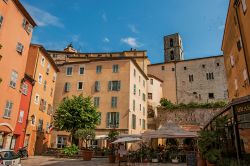 Edifici nel centro di Grasse con ristoranti e locali, Francia, in una bella giornata di sole - © Celli07 / Shutterstock.com