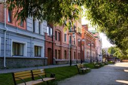 Edifici nel centro di Pskov, Russia. Il nome Pskov viene tradotto dall'antico slavo come "il paese dalle acque gorgoglianti". La prima volta in cui venne nominato risale al 903 ...