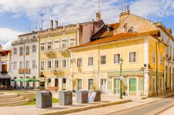 Edifici nella piazza principale di Alcobaca, Portogallo. Questa località portoghese si trova nel distretto di Leiria, in provincia di Estremadura. Divenne celebre grazie al primo re Alfonso ...