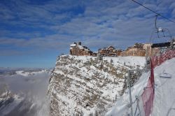Edifici nello ski resort di Avoriaz (Francia) affacciati sulle scogliere sopra le piste da sci. Una bella veduta invernale.

