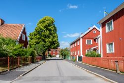 Edifici residenziali a Red Town nel distretto di Marielund, Norrkoping, Svezia. Red Town celebra il suo centenario nel 2018 - © Rolf_52 / Shutterstock.com