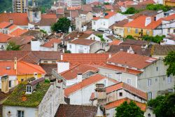 Edifici residenziali nel cuore di Abrantes, Portogallo. Questo centro agricolo e commerciale del Portogallo è costituito da aree moderne che si estendono attorno alla parte più ...