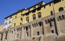 Edifici sopra le mura antiche di Jesi, provincia di Ancona, Marche. A ricostruire le mura furono gli architetti militari Baccio Pontelli e Francesco di Giorgio Martino.

