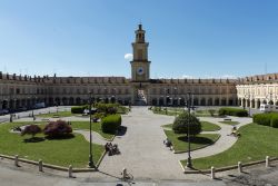 Edifici storici affacciati su piazza Bentivoglio a Gualtieri, provincia di Reggio Emilia.
