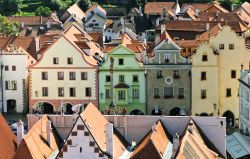 Visione dall'alto dei coloratissimi edifici storici di Cesky Krumlov, Repubblica Ceca - colori sgargianti e varietà nelle forme, sono gli elementi distintivi del centro storico di ...