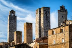 Edifici storici e torri nella cittadina di San Gimignano, Siena, Toscana. Questo borgo medievale nei pressi di Siena ospita una quindicina di torri, testimonianza delle oltre 70 di un tempo ...