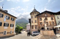 Edifici storici in architettura rococò nella piazza principale di Berchtesgaden, Germania. Sullo sfondo, le Alpi bavaresi. 



